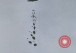 Standbild Khe Sanh Airdrop Vietnam Khe Sanh Vietnam, 1968, aus Sekunde 5 historischem Filmmaterial Videoclip 65675079752