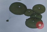 Standbild Khe Sanh Airdrop Vietnam Khe Sanh Vietnam, 1968, aus Sekunde 7 historischem Filmmaterial Videoclip 65675079752
