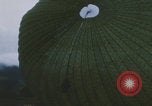 Standbild Khe Sanh Airdrop Vietnam Khe Sanh Vietnam, 1968, aus Sekunde 10 historischem Filmmaterial Videoclip 65675079752