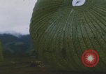 Standbild Khe Sanh Airdrop Vietnam Khe Sanh Vietnam, 1968, aus Sekunde 12 historischem Filmmaterial Videoclip 65675079752