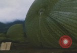 Standbild Khe Sanh Airdrop Vietnam Khe Sanh Vietnam, 1968, aus Sekunde 15 historischem Filmmaterial Videoclip 65675079752