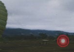 Standbild Khe Sanh Airdrop Vietnam Khe Sanh Vietnam, 1968, aus Sekunde 17 historischem Filmmaterial Videoclip 65675079752