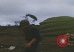 Standbild Khe Sanh Airdrop Vietnam Khe Sanh Vietnam, 1968, aus Sekunde 33 historischem Filmmaterial Videoclip 65675079752
