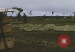Standbild Khe Sanh Airdrop Vietnam Khe Sanh Vietnam, 1968, aus Sekunde 61 historischem Filmmaterial Videoclip 65675079752