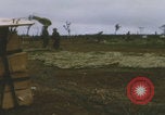 Standbild Khe Sanh Airdrop Vietnam Khe Sanh Vietnam, 1968, aus Sekunde 62 historischem Filmmaterial Videoclip 65675079752