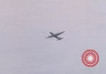 Standbild Khe Sanh Fracht Fallschirmabwurf Vietnam Krieg Khe Sanh Vietnam, 1968, aus Sekunde 1 historischem Filmmaterial Videoclip 65675079753