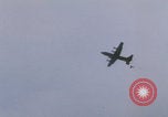 Standbild Khe Sanh Fracht Fallschirmabwurf Vietnam Krieg Khe Sanh Vietnam, 1968, aus Sekunde 3 historischem Filmmaterial Videoclip 65675079753