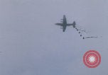 Standbild Khe Sanh Fracht Fallschirmabwurf Vietnam Krieg Khe Sanh Vietnam, 1968, aus Sekunde 4 historischem Filmmaterial Videoclip 65675079753