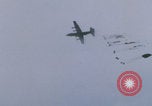 Standbild Khe Sanh Fracht Fallschirmabwurf Vietnam Krieg Khe Sanh Vietnam, 1968, aus Sekunde 5 historischem Filmmaterial Videoclip 65675079753