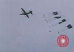 Standbild Khe Sanh Fracht Fallschirmabwurf Vietnam Krieg Khe Sanh Vietnam, 1968, aus Sekunde 6 historischem Filmmaterial Videoclip 65675079753