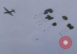 Standbild Khe Sanh Fracht Fallschirmabwurf Vietnam Krieg Khe Sanh Vietnam, 1968, aus Sekunde 7 historischem Filmmaterial Videoclip 65675079753