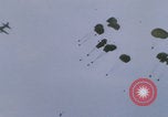 Standbild Khe Sanh Fracht Fallschirmabwurf Vietnam Krieg Khe Sanh Vietnam, 1968, aus Sekunde 8 historischem Filmmaterial Videoclip 65675079753
