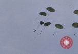 Standbild Khe Sanh Fracht Fallschirmabwurf Vietnam Krieg Khe Sanh Vietnam, 1968, aus Sekunde 9 historischem Filmmaterial Videoclip 65675079753