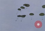 Standbild Khe Sanh Fracht Fallschirmabwurf Vietnam Krieg Khe Sanh Vietnam, 1968, aus Sekunde 10 historischem Filmmaterial Videoclip 65675079753