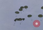 Standbild Khe Sanh Fracht Fallschirmabwurf Vietnam Krieg Khe Sanh Vietnam, 1968, aus Sekunde 11 historischem Filmmaterial Videoclip 65675079753