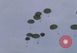 Standbild Khe Sanh Fracht Fallschirmabwurf Vietnam Krieg Khe Sanh Vietnam, 1968, aus Sekunde 12 historischem Filmmaterial Videoclip 65675079753