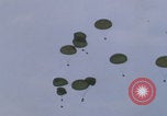 Standbild Khe Sanh Fracht Fallschirmabwurf Vietnam Krieg Khe Sanh Vietnam, 1968, aus Sekunde 13 historischem Filmmaterial Videoclip 65675079753