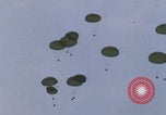 Standbild Khe Sanh Fracht Fallschirmabwurf Vietnam Krieg Khe Sanh Vietnam, 1968, aus Sekunde 14 historischem Filmmaterial Videoclip 65675079753