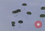 Standbild Khe Sanh Fracht Fallschirmabwurf Vietnam Krieg Khe Sanh Vietnam, 1968, aus Sekunde 15 historischem Filmmaterial Videoclip 65675079753
