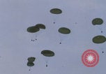 Standbild Khe Sanh Fracht Fallschirmabwurf Vietnam Krieg Khe Sanh Vietnam, 1968, aus Sekunde 16 historischem Filmmaterial Videoclip 65675079753