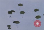 Standbild Khe Sanh Fracht Fallschirmabwurf Vietnam Krieg Khe Sanh Vietnam, 1968, aus Sekunde 17 historischem Filmmaterial Videoclip 65675079753