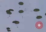 Standbild Khe Sanh Fracht Fallschirmabwurf Vietnam Krieg Khe Sanh Vietnam, 1968, aus Sekunde 18 historischem Filmmaterial Videoclip 65675079753