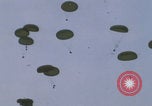 Standbild Khe Sanh Fracht Fallschirmabwurf Vietnam Krieg Khe Sanh Vietnam, 1968, aus Sekunde 19 historischem Filmmaterial Videoclip 65675079753