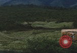 Standbild Khe Sanh Fracht Fallschirmabwurf Vietnam Krieg Khe Sanh Vietnam, 1968, aus Sekunde 21 historischem Filmmaterial Videoclip 65675079753