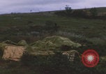 Standbild Khe Sanh Fracht Fallschirmabwurf Vietnam Krieg Khe Sanh Vietnam, 1968, aus Sekunde 41 historischem Filmmaterial Videoclip 65675079753