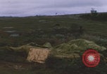 Standbild Khe Sanh Fracht Fallschirmabwurf Vietnam Krieg Khe Sanh Vietnam, 1968, aus Sekunde 42 historischem Filmmaterial Videoclip 65675079753