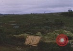 Standbild Khe Sanh Fracht Fallschirmabwurf Vietnam Krieg Khe Sanh Vietnam, 1968, aus Sekunde 43 historischem Filmmaterial Videoclip 65675079753