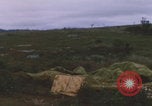 Standbild Khe Sanh Fracht Fallschirmabwurf Vietnam Krieg Khe Sanh Vietnam, 1968, aus Sekunde 44 historischem Filmmaterial Videoclip 65675079753