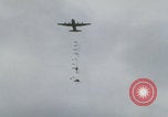 Image Guerre du Vietnam Khe Sanh cargo drop Khe Sanh Vietnam, 1968, de la seconde 18 séquences d'archives historiques vidéo 65675079755
