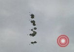 Image Guerre du Vietnam Khe Sanh cargo drop Khe Sanh Vietnam, 1968, de la seconde 20 séquences d'archives historiques vidéo 65675079755