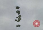 Image Guerre du Vietnam Khe Sanh cargo drop Khe Sanh Vietnam, 1968, de la seconde 21 séquences d'archives historiques vidéo 65675079755