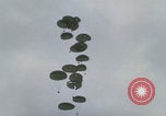 Image Guerre du Vietnam Khe Sanh cargo drop Khe Sanh Vietnam, 1968, de la seconde 23 séquences d'archives historiques vidéo 65675079755