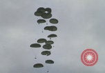 Image Guerre du Vietnam Khe Sanh cargo drop Khe Sanh Vietnam, 1968, de la seconde 24 séquences d'archives historiques vidéo 65675079755