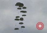 Image Guerre du Vietnam Khe Sanh cargo drop Khe Sanh Vietnam, 1968, de la seconde 25 séquences d'archives historiques vidéo 65675079755