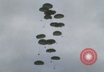 Image Guerre du Vietnam Khe Sanh cargo drop Khe Sanh Vietnam, 1968, de la seconde 26 séquences d'archives historiques vidéo 65675079755