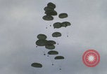 Image Guerre du Vietnam Khe Sanh cargo drop Khe Sanh Vietnam, 1968, de la seconde 28 séquences d'archives historiques vidéo 65675079755