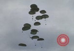 Image Guerre du Vietnam Khe Sanh cargo drop Khe Sanh Vietnam, 1968, de la seconde 29 séquences d'archives historiques vidéo 65675079755