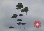 Image Guerre du Vietnam Khe Sanh cargo drop Khe Sanh Vietnam, 1968, de la seconde 30 séquences d'archives historiques vidéo 65675079755