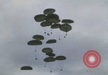 Image Guerre du Vietnam Khe Sanh cargo drop Khe Sanh Vietnam, 1968, de la seconde 31 séquences d'archives historiques vidéo 65675079755