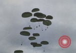 Image Guerre du Vietnam Khe Sanh cargo drop Khe Sanh Vietnam, 1968, de la seconde 32 séquences d'archives historiques vidéo 65675079755