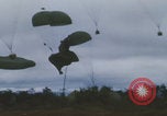 Image Guerre du Vietnam Khe Sanh cargo drop Khe Sanh Vietnam, 1968, de la seconde 34 séquences d'archives historiques vidéo 65675079755