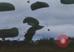 Image Guerre du Vietnam Khe Sanh cargo drop Khe Sanh Vietnam, 1968, de la seconde 35 séquences d'archives historiques vidéo 65675079755