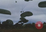 Image Guerre du Vietnam Khe Sanh cargo drop Khe Sanh Vietnam, 1968, de la seconde 36 séquences d'archives historiques vidéo 65675079755