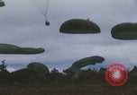 Image Guerre du Vietnam Khe Sanh cargo drop Khe Sanh Vietnam, 1968, de la seconde 37 séquences d'archives historiques vidéo 65675079755