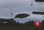 Image Guerre du Vietnam Khe Sanh cargo drop Khe Sanh Vietnam, 1968, de la seconde 38 séquences d'archives historiques vidéo 65675079755