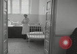 Standbild Iran-Säuglingsmedizin Iran, 1960, aus Sekunde 17 historischem Filmmaterial Videoclip 65675079810